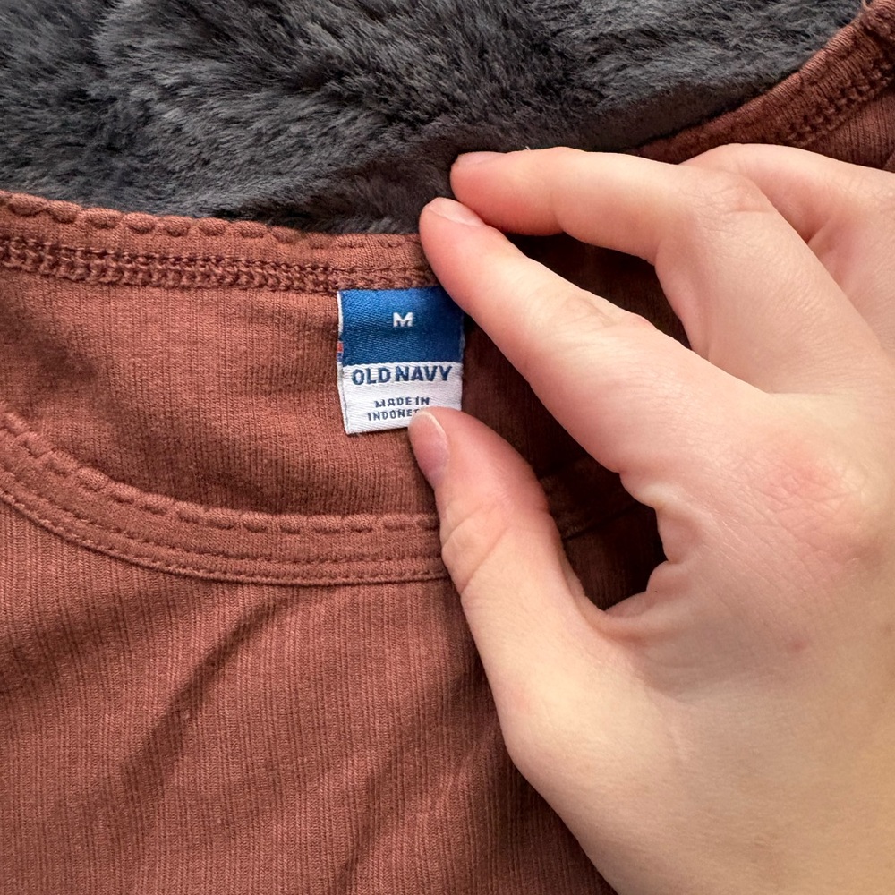 Old Navy Women's Rust Ribbed Tee - Picture 2 of 2
